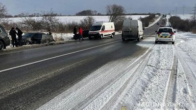 Автомобілі розтрощені: потужне зіткнення біля Тернополя. ФОТО