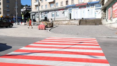 Біля одного з готелів у Тернополі облаштовують безбар'єрний простір. ФОТО