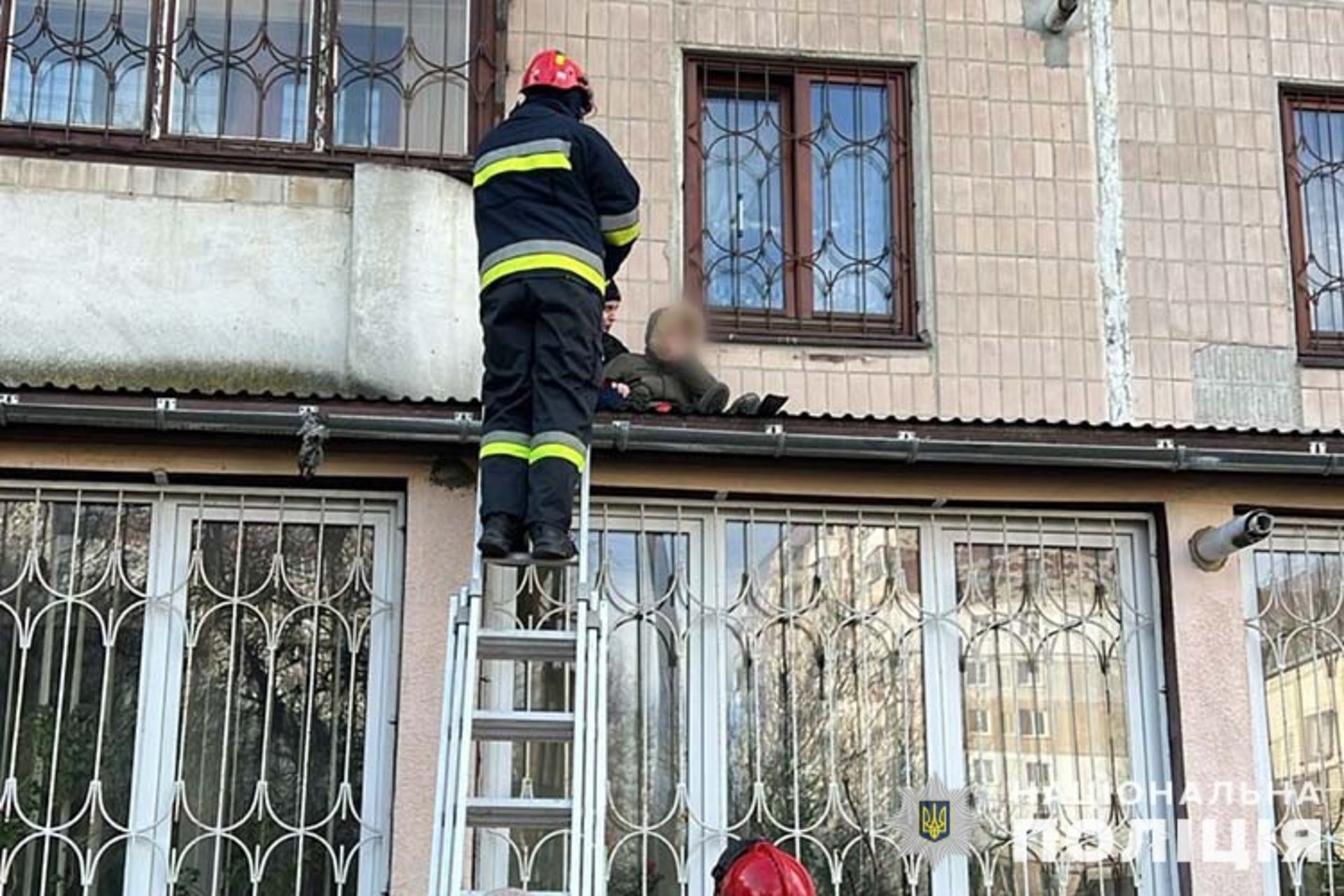 Вийшов через вікно: у Тернополі дитина випала з третього поверху