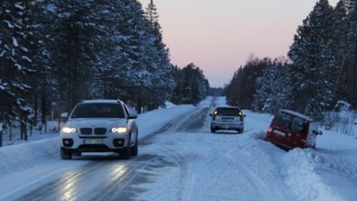 На вихідних рятувальникам довелося буксирувати рейсовий автобус, вантажівки і автомобіль з дитиною в салоні