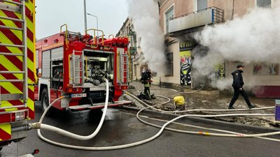 Горять три приміщення: на Тернопільщині триває ліквідація масштабної пожежі. ФОТО