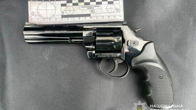 Ходив біля багатоповерхівки: чоловіка з пістолетом затримали на Тернопільщині