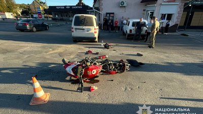 Один мотоцикліст зіткнувся з трактором, інший - з автомобілем: є травмовані