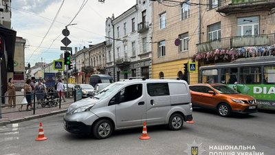 Троє людей постраждали через зіткнення автомобіля та електровелосипеда у центрі Тернополя
