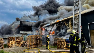 Вогонь охопив 700 квадратних метрів: масштабну пожежу в Тернополі гасять понад 40 рятувальників