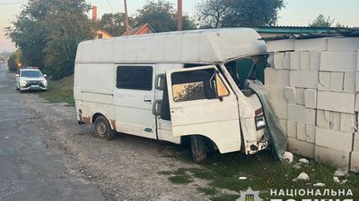 Водій буса в'їхав у купу будівельних блоків. Діставати його з кабіни довелося рятувальникам. ФОТО