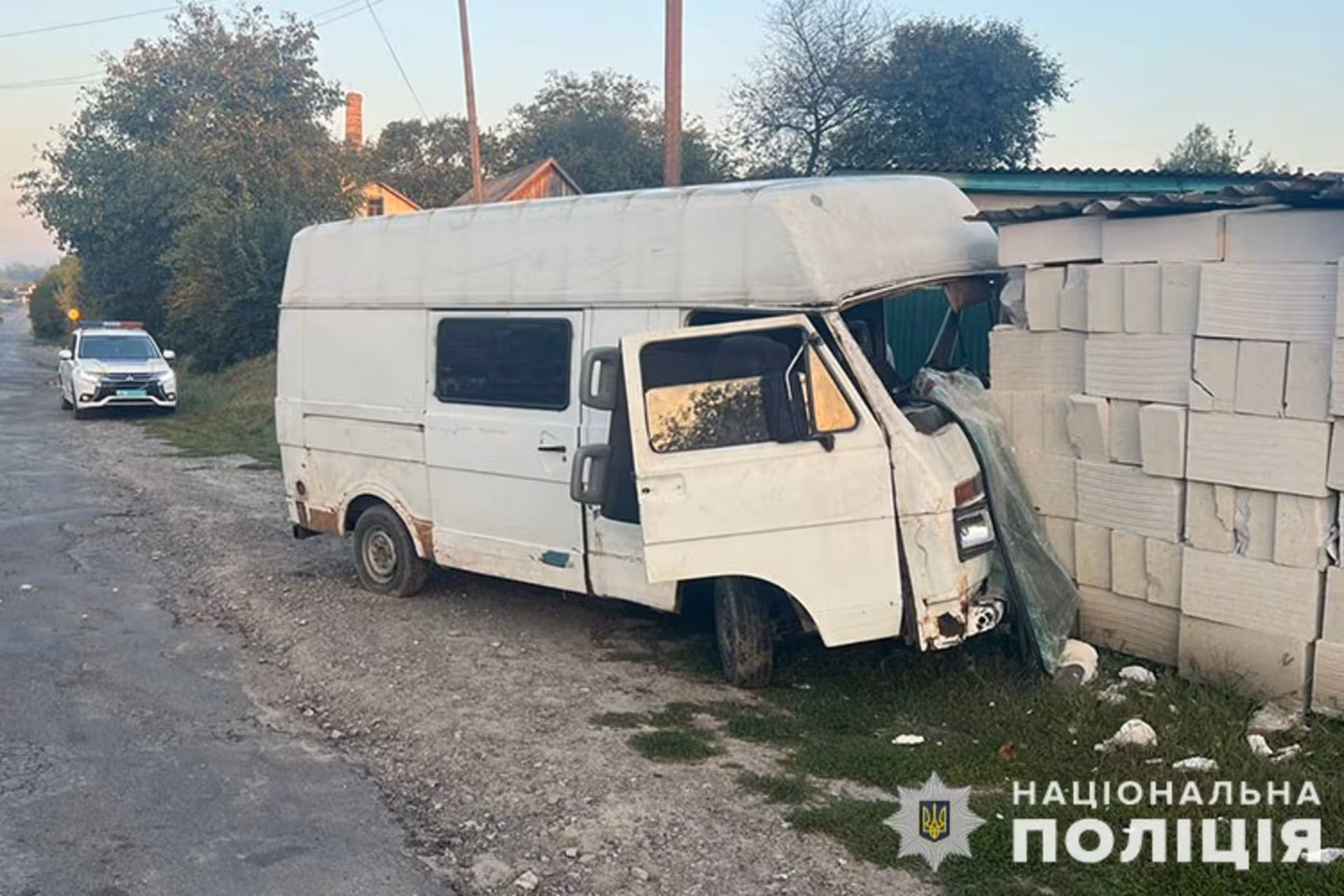 Водій буса в'їхав у купу будівельних блоків. Діставати його з кабіни довелося рятувальникам. ФОТО