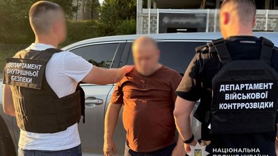 Обіцяв "порішати" інвалідність за 12 000 доларів: на хабарі спіймали колишнього міліціонера