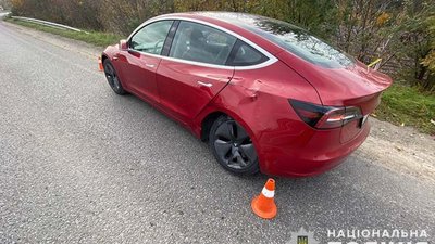 У Тернополі мотоцикліст в'їхав у Tesla, водійка якого порушила правила