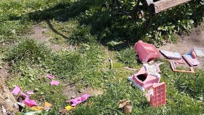 Хтось будує, хтось руйнує: на Тернопільщині діти зумисно поламали кладку і гойдалки. ФОТО