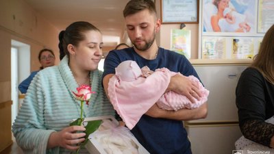 У Тернополі немовлята отримали свої перші вишиванки. ФОТО