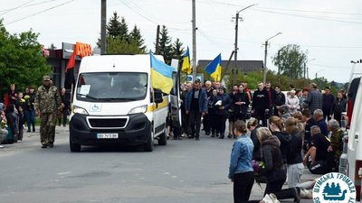 "Неможливо було стримати емоцій": на похороні бійця на Тернопільщині виник скандал через московських попів