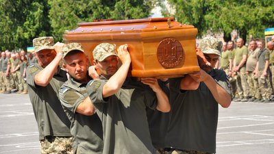 "Загинув, даючи гідну відсіч загарбникам": на Тернопільщині попрощалися із Героєм Русланом Романцем. ФОТО