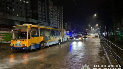 У тролейбусі травмувалася 69-річна кондукторка