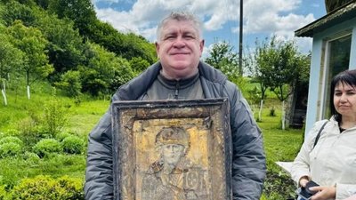 На Тернопільщину привезли ікону Святого Миколая, яку передали бійці з фронту. ФОТО