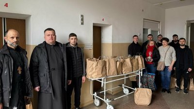Волонтери та священики УГКЦ відвідали військових у лікарні