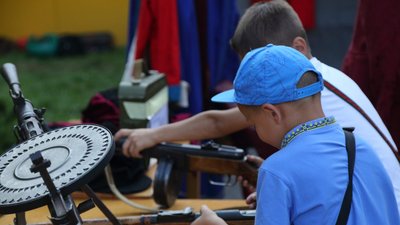 Вчили вправлятися зі зброєю і збирали донати: молодь Буданова провела патріотичний захід у Тернополі. ФОТО