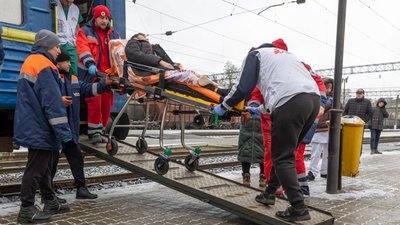 Евакуаційний медичний потяг привіз до Тернополя мешканців Слов’янська і Краматорська