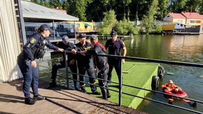 Мив вікна і впав у воду: на тернопільському ставі врятували чоловіка. ФОТО