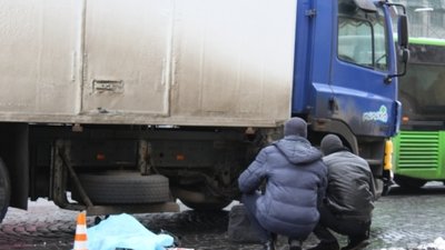 Автомобіль "Молокії" збив насмерть дівчину у Вінниці. ФОТО