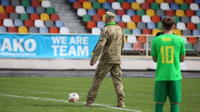 Символічний перший удар у матчі тернопільської "Ниви" виконав боєць ЗСУ. ФОТО