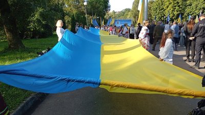У Тернополі урочисто підняли найбільший в області Державний прапор. ФОТО