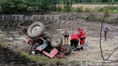 У Почаєві тракторист перекинувся на тракторі і загинув
