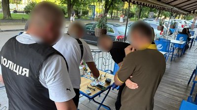 Вимагав 600 доларів, аби чоловіка випустили з ТЦК: на хабарі затримали керівника юридичної фірми
