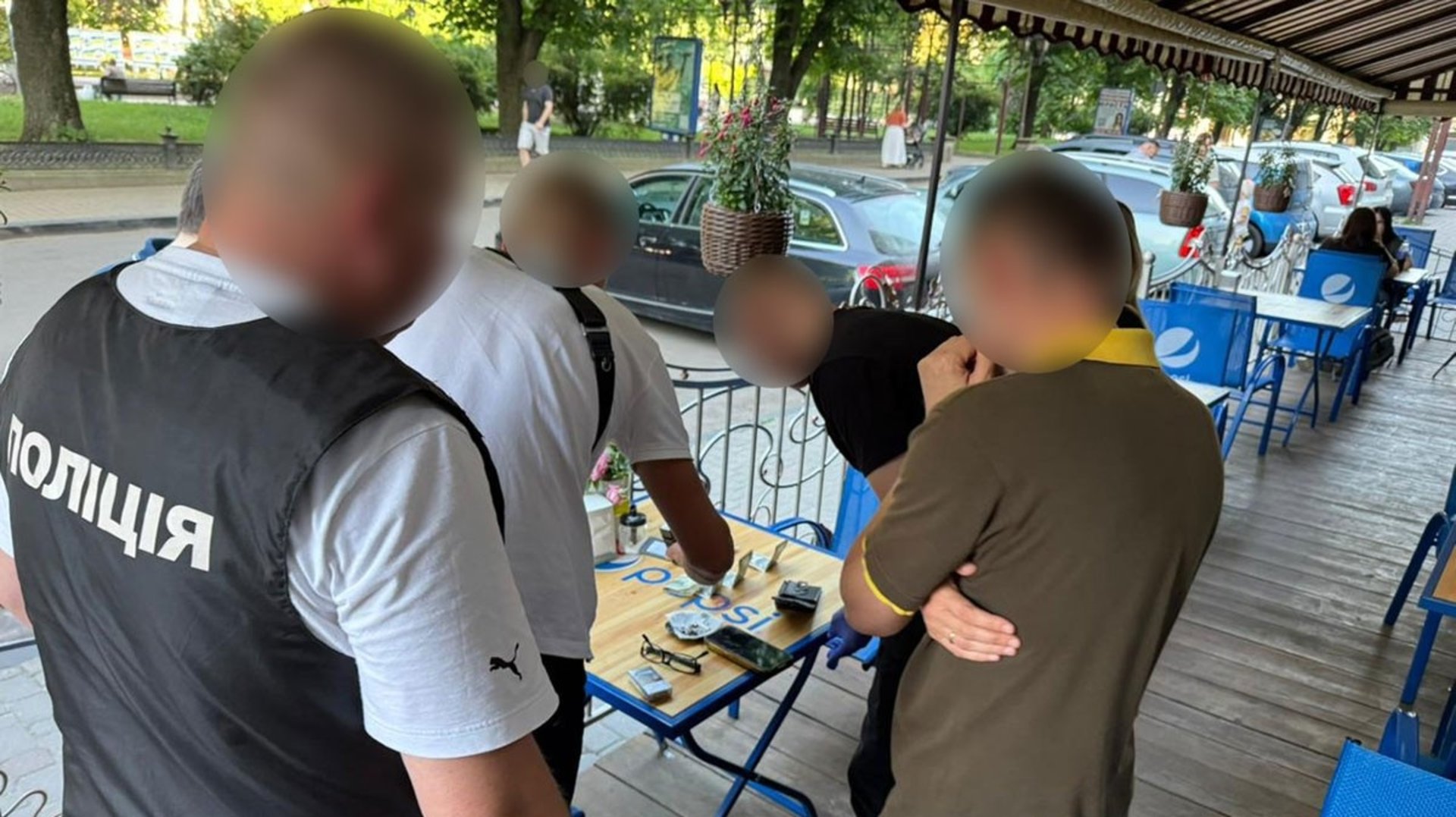 Вимагав 600 доларів, аби чоловіка випустили з ТЦК: на хабарі затримали керівника юридичної фірми