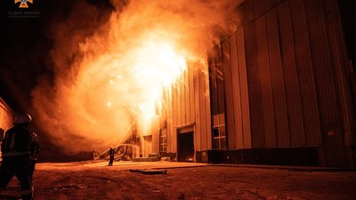 У Тернополі горить завод з виготовлення пінопласту: місто накрила хмара смердючого диму. ФОТО, ВІДЕО