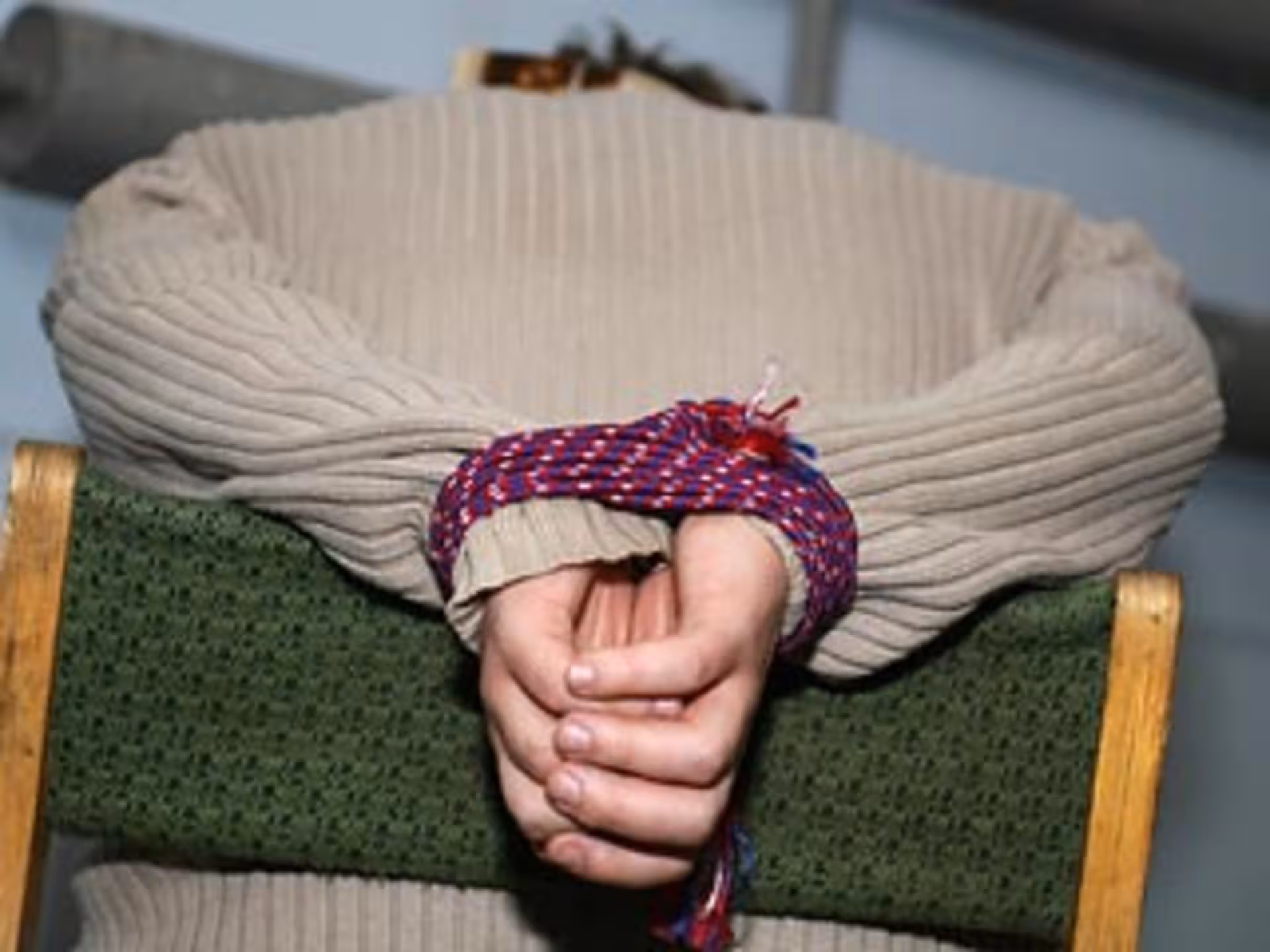 Бандити увірвалися в дім підприємця, зв'язали всю сім'ю і винесли купу грошей