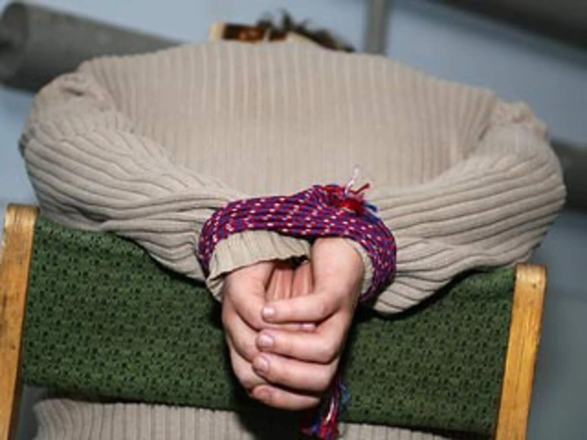 Бандити увірвалися в дім підприємця, зв'язали всю сім'ю і винесли купу грошей
