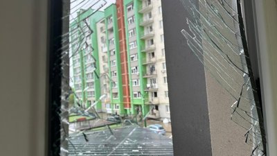 "Думали, що будинок валиться", - мешканці пошкоджених квартир розповіли про момент "прильоту" ракети. ФОТО