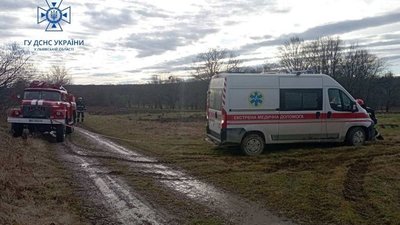 "Швидка" не могла доїхати до хворого через погану дорогу: довелося викликати рятувальників