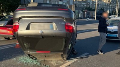 Автомобіль перекинувся на дах: карколомна аварія у Тернополі. ФОТО