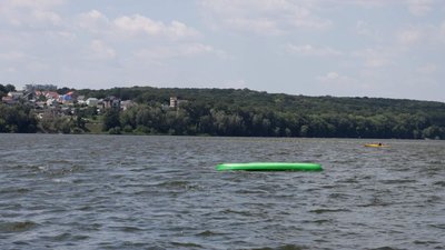 У Тернополі на ставі 15-річна дівчинка випала з байдарки. ВІДЕО