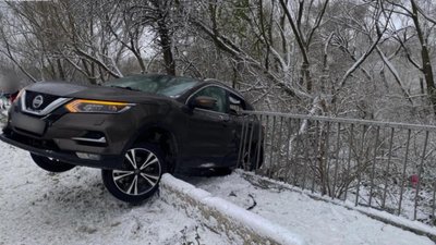 Автомобіль на літніх шинах викинуло на огорожу: ДТП з потерпілими на Тернопільщині. ФОТО