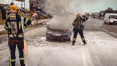 Існувала загроза вибуху: на трасі біля Тернополя загорівся автомобіль. ФОТО