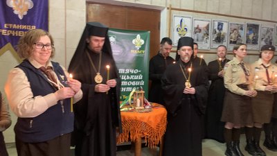 Вифлеємський вогонь миру запалав у церквах, лікарнях і школах Тернопільщини. ФОТО