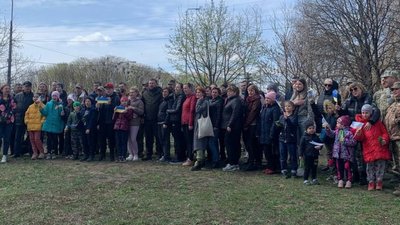 Залишили частинку свого міста: у Тернополі переселенці і військові посадили калину. ФОТО