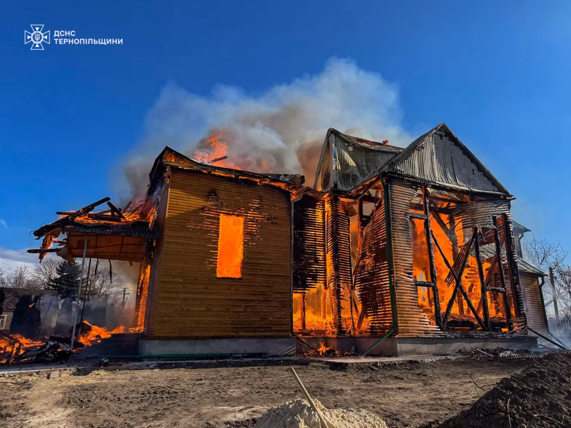 Спалахнула, наче сірник: дерев'яна церква горить на Тернопільщині. ФОТО