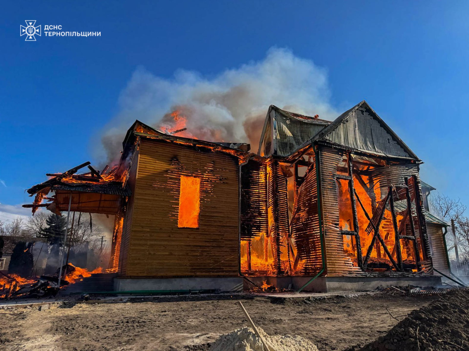 Спалахнула, наче сірник: дерев'яна церква горить на Тернопільщині. ФОТО