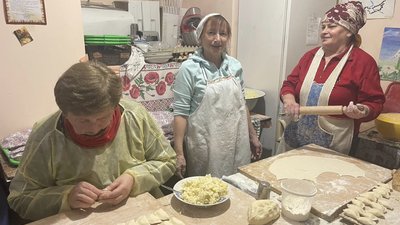 Тернополянки поважного віку ліплять вареники для захисників. ФОТО