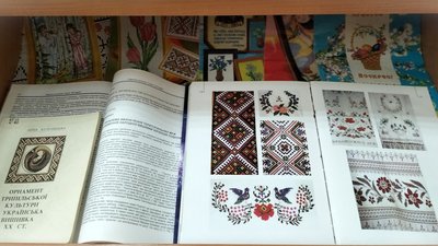 Про історію та розвиток вишивки на Тернопіллі розповідають …книги