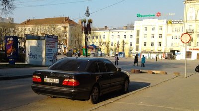 Після статті в "За Збручем" чиновник більше не паркується на центральній площі Тернополя