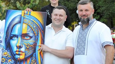 На аукціоні на Тернопільщині зібрали понад 800 тисяч гривень на ЗСУ: найдорожчою була алмазна мозаїка. ФОТО