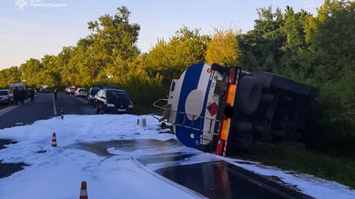 На Тернопільщині перекинулася автоцистерна з пальним. ФОТО