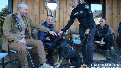 Повернутися до мирного життя пораненим захисникам допомагають собаки. ФОТО