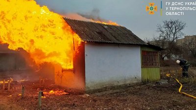 У сумнозвісному дачному кооперативі в Тернополі знов горів будинок. ФОТО