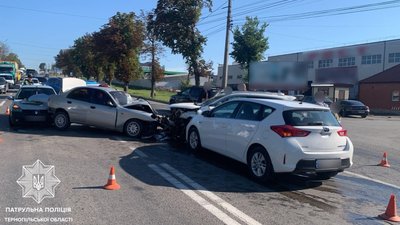 Зіткнулися чотири автомобілі: у Тернополі - масштабна автотроща з травмованими